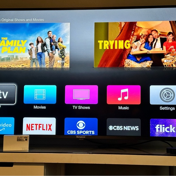 Apple TV. 3rd generation with remote, box, power cord. Model A1469 - Picture 4 of 5